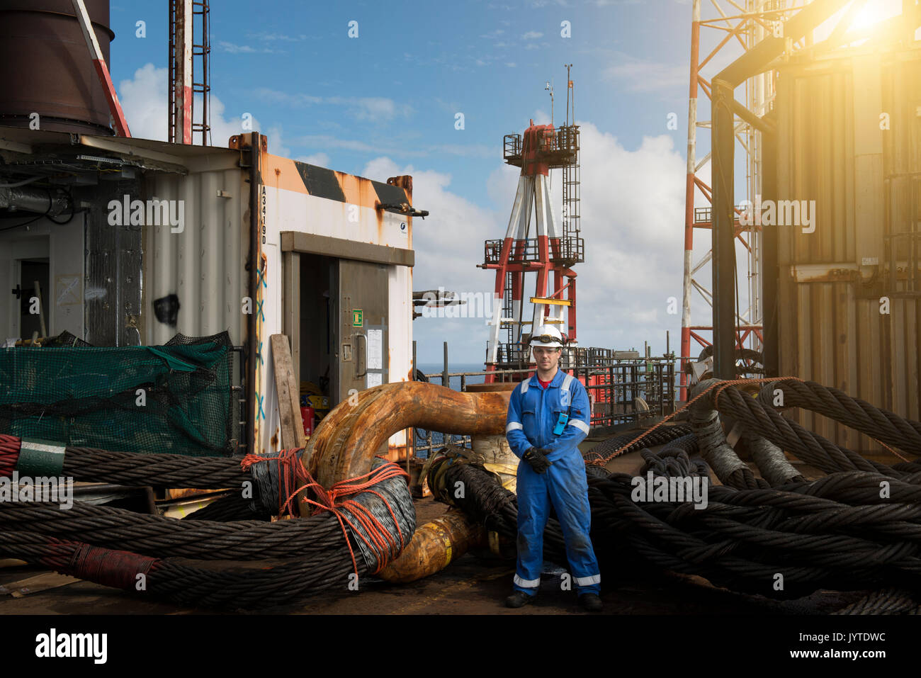 Öl und Gas Arbeiter stand neben einem enormen anheben Schäkel, in der Nordsee. Credit: LEE RAMSDEN/ALAMY Stockfoto