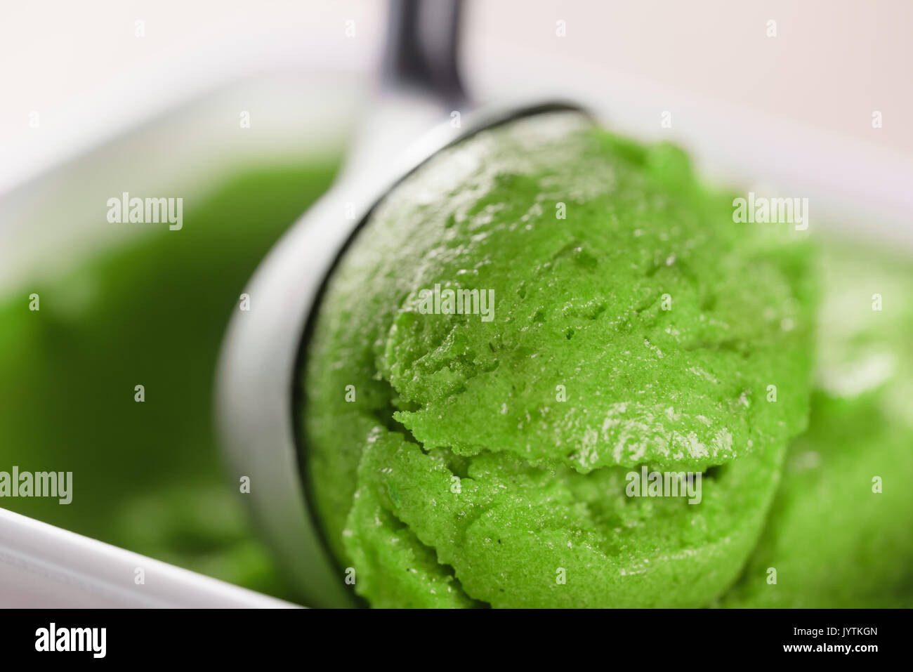 Schaufelnde green ice cream Close up Stockfoto