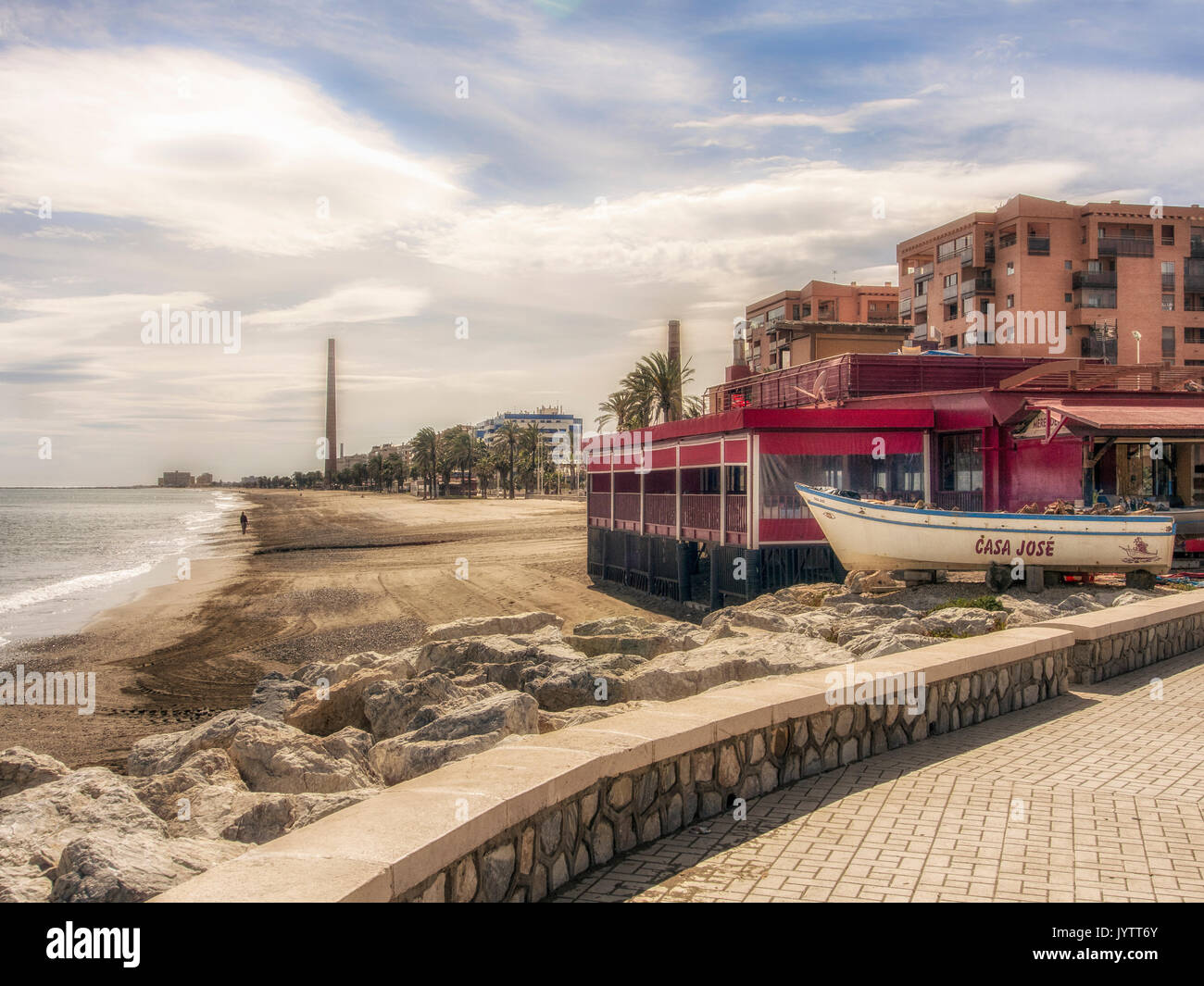MALAGA, SPANIEN - 09. MÄRZ 2016: Blick am Strand hinter dem hübschen Merendero Casa Jose Strandrestaurant Stockfoto