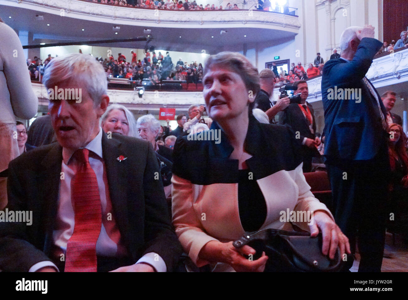 Auckland, Neuseeland. 20 Aug, 2017. Der ehemalige Premierminister Helen Clark (R) mit ihrem Ehemann Peter Davis (L) der offizielle Start der Kampagne der Labour Party in Auckland Town Hall, Neuseeland am 20.August 2017 besuchen. 2017 Neuseeland Bundestagswahl wird voraussichtlich am 23. September 2017 abgehalten werden. Die derzeitige Regierung ist nationale Partei. Credit: Shirley Kwok/Pacific Press/Alamy leben Nachrichten Stockfoto