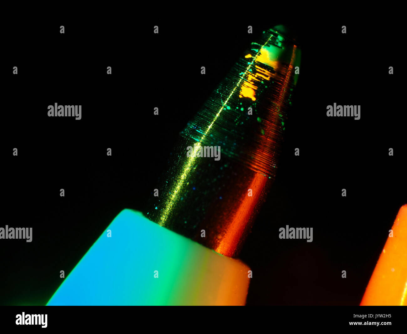 Uv-Licht reflektiert Schliffbild eines fluoreszierenden Kugelschreiber Tipp, dargestellt, ca. 8,5 mm breit Stockfoto