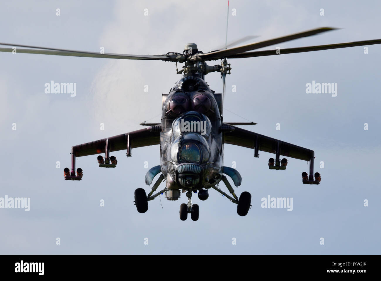Mil Mi-24 Mi-35 Hind gunship Kampfhubschrauber der Tschechischen Luftwaffe in speziellen Alien-Lackierung in Biggin Hill Festival der Flight Airshow Stockfoto