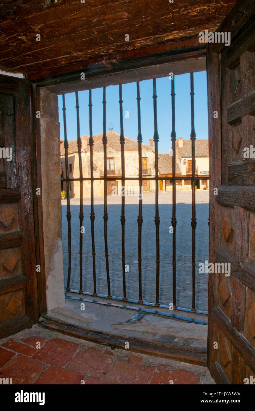 Plaza Mayor aus gesehen eine rustikale Fenster. Pedraza, Segovia Provinz Castilla Leon, Spanien. Stockfoto