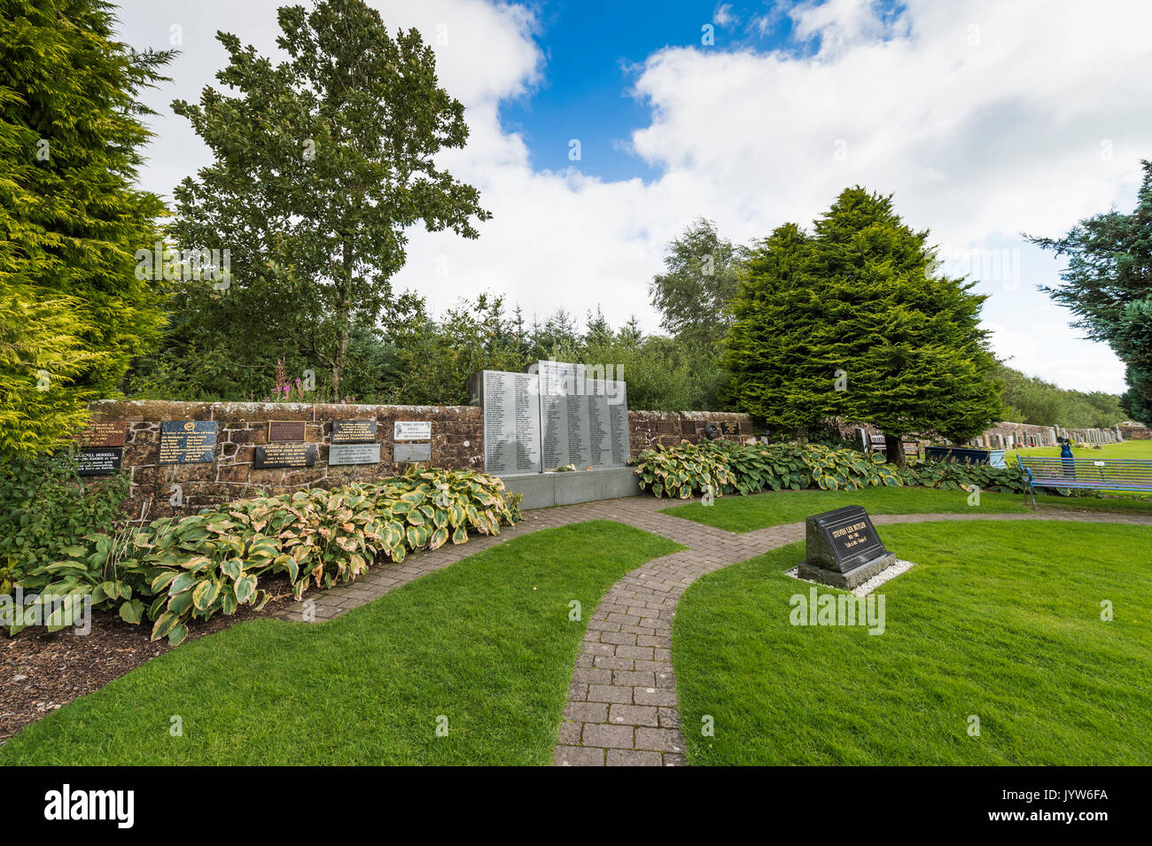 Lockerbie, Schottland, Großbritannien - 19 August, 2017: Der Garten des Gedenkens für die Opfer der Flugzeugkatastrophe in Lockerbie Dryfesdale Friedhof, Lockerbie. Stockfoto