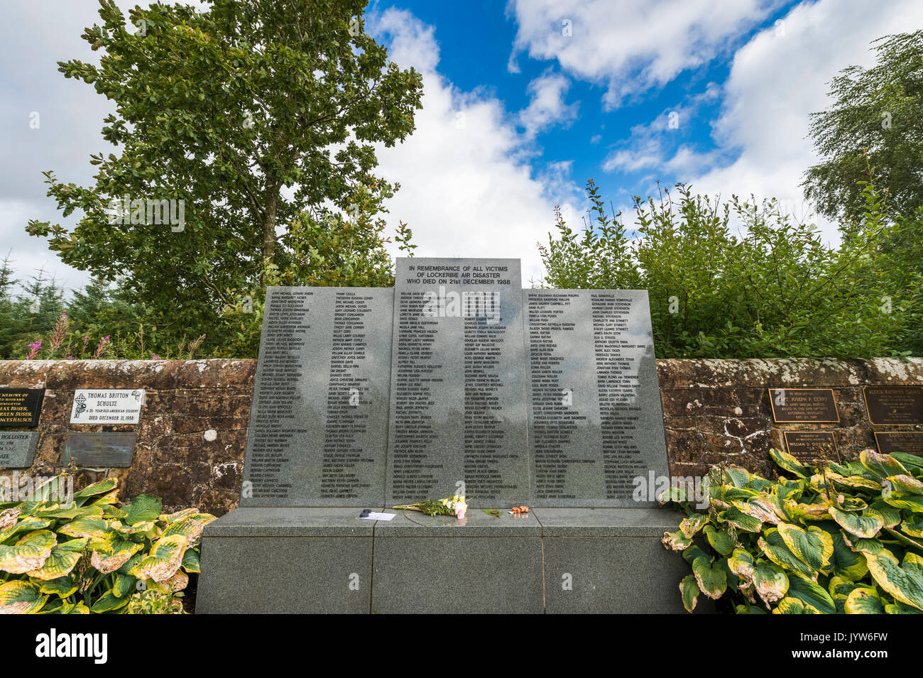 Lockerbie, Schottland, Großbritannien - 19 August, 2017: Der Garten des Gedenkens für die Opfer der Flugzeugkatastrophe in Lockerbie Dryfesdale Friedhof, Lockerbie. Stockfoto