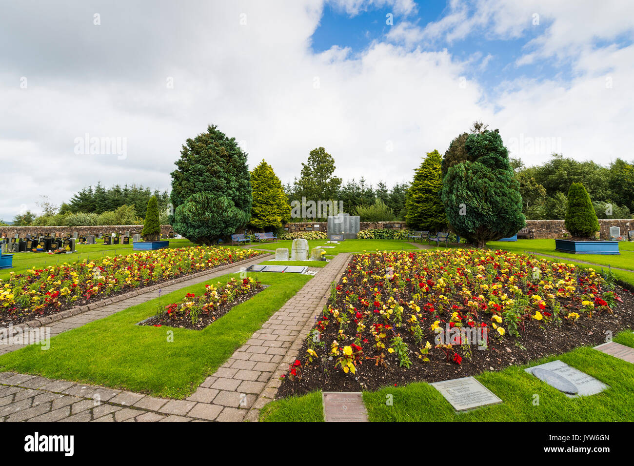 Lockerbie, Schottland, Großbritannien - 19 August, 2017: Der Garten des Gedenkens für die Opfer der Flugzeugkatastrophe in Lockerbie Dryfesdale Friedhof, Lockerbie. Stockfoto