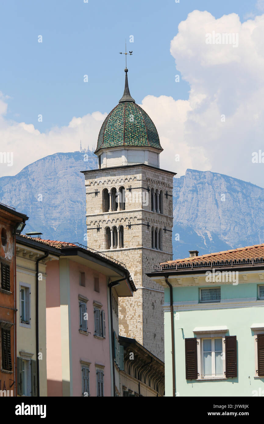 Blick auf den Turm der Kirche Santa Maria Maggiore durch eine Gasse in der Altstadt von Trento, Trentino, Italien. Stockfoto