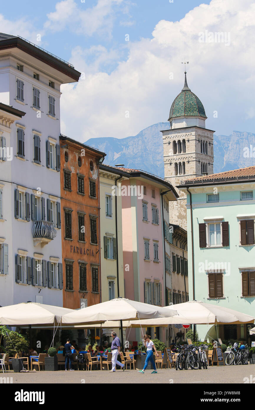 Blick auf den Turm der Kirche Santa Maria Maggiore durch eine Gasse in der Altstadt von Trento, Trentino, Italien. Stockfoto