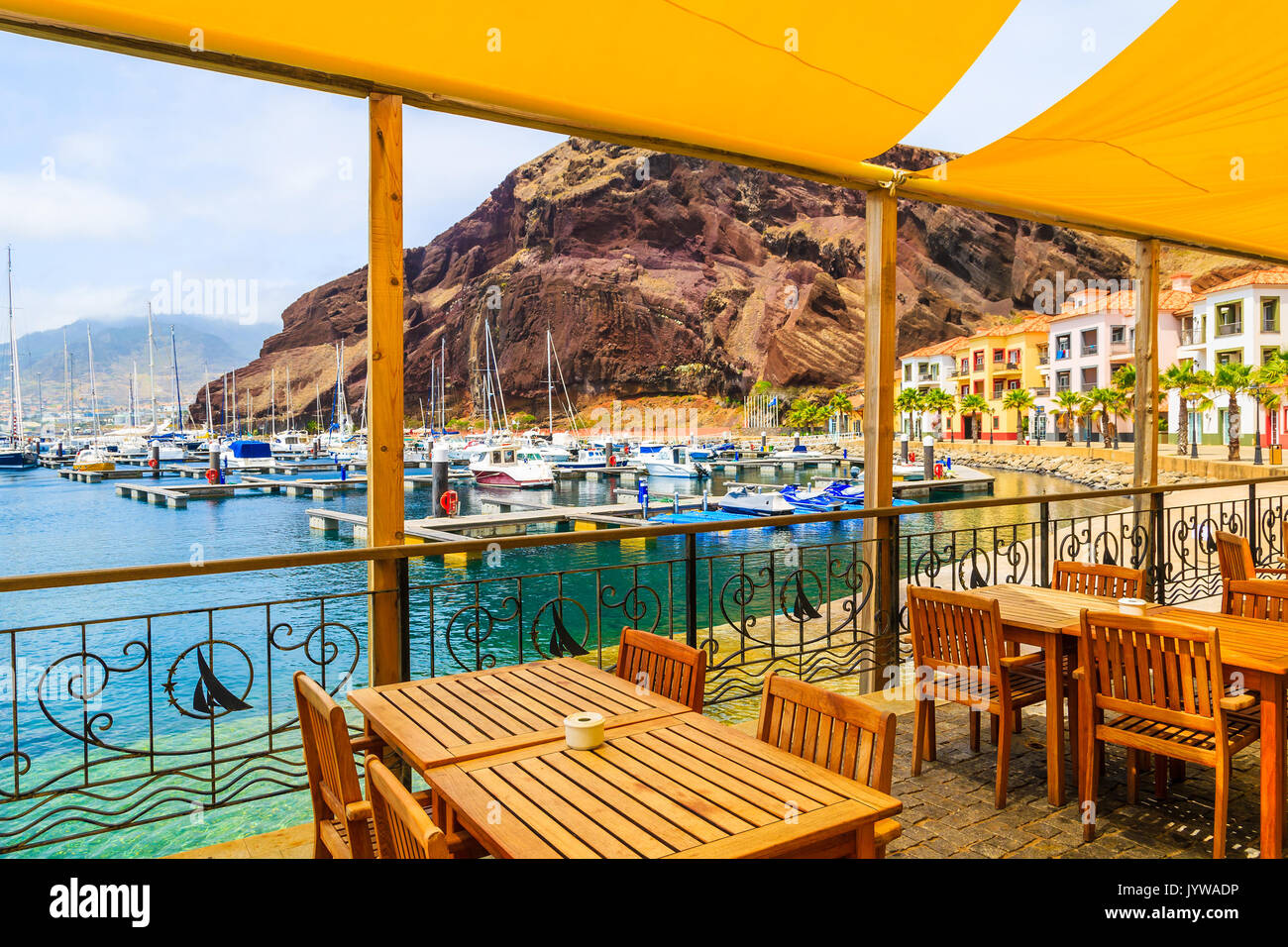 Restaurant Terrasse im Segeln Hafen an der Küste der Insel Madeira, Portugal Stockfoto