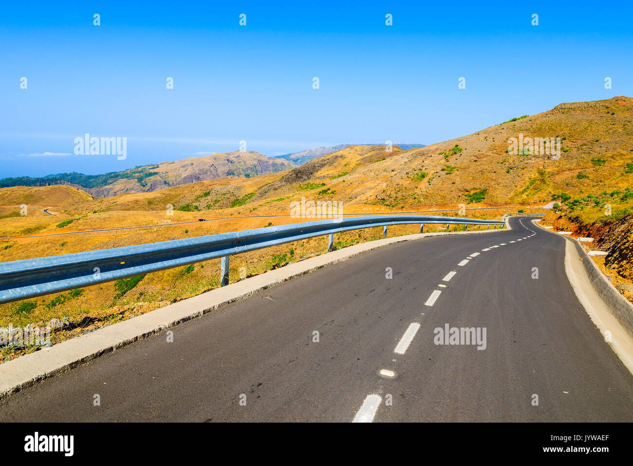 Straße und der schönen Berglandschaft in der Nähe von Pico Do Arieiro, Insel Madeira, Portugal Stockfoto