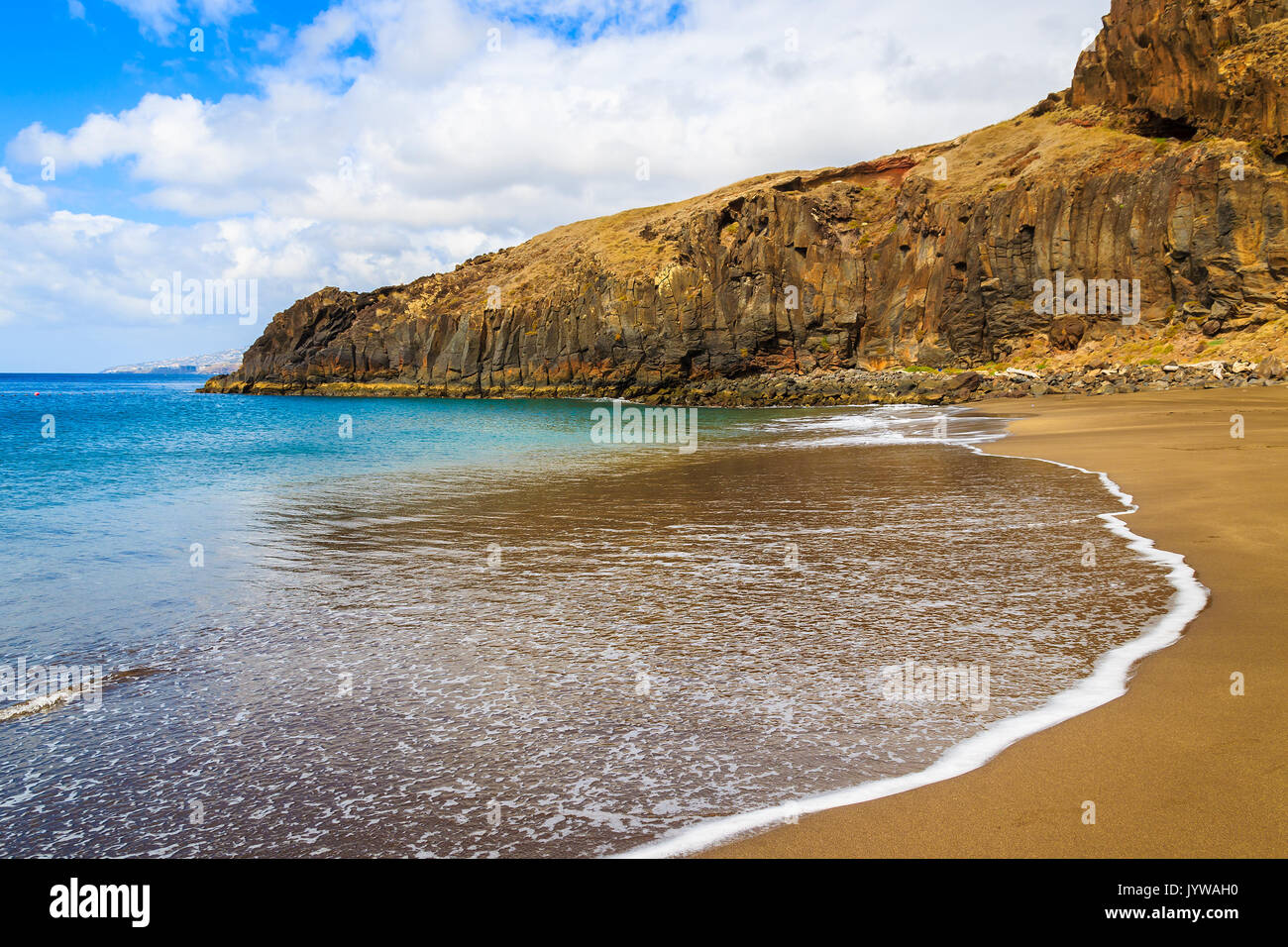 Ocean Wave auf schönen Prainha Strand mit goldenem Sand, der Insel Madeira, Portugal Stockfoto