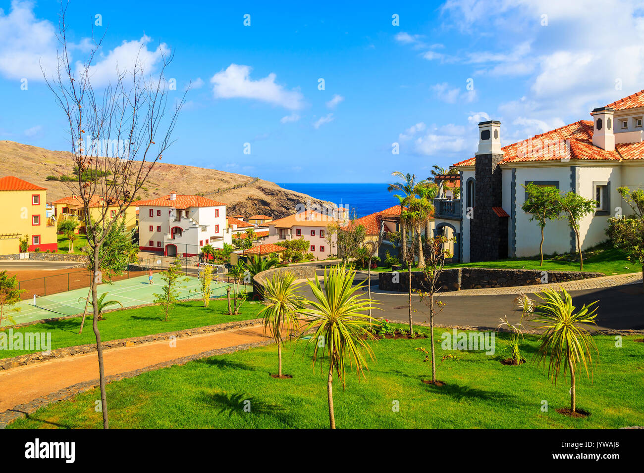 Park mit tropischen Pflanzen und bunten Häuser in der Nähe von Canical Stadt, Insel Madeira, Portugal Stockfoto