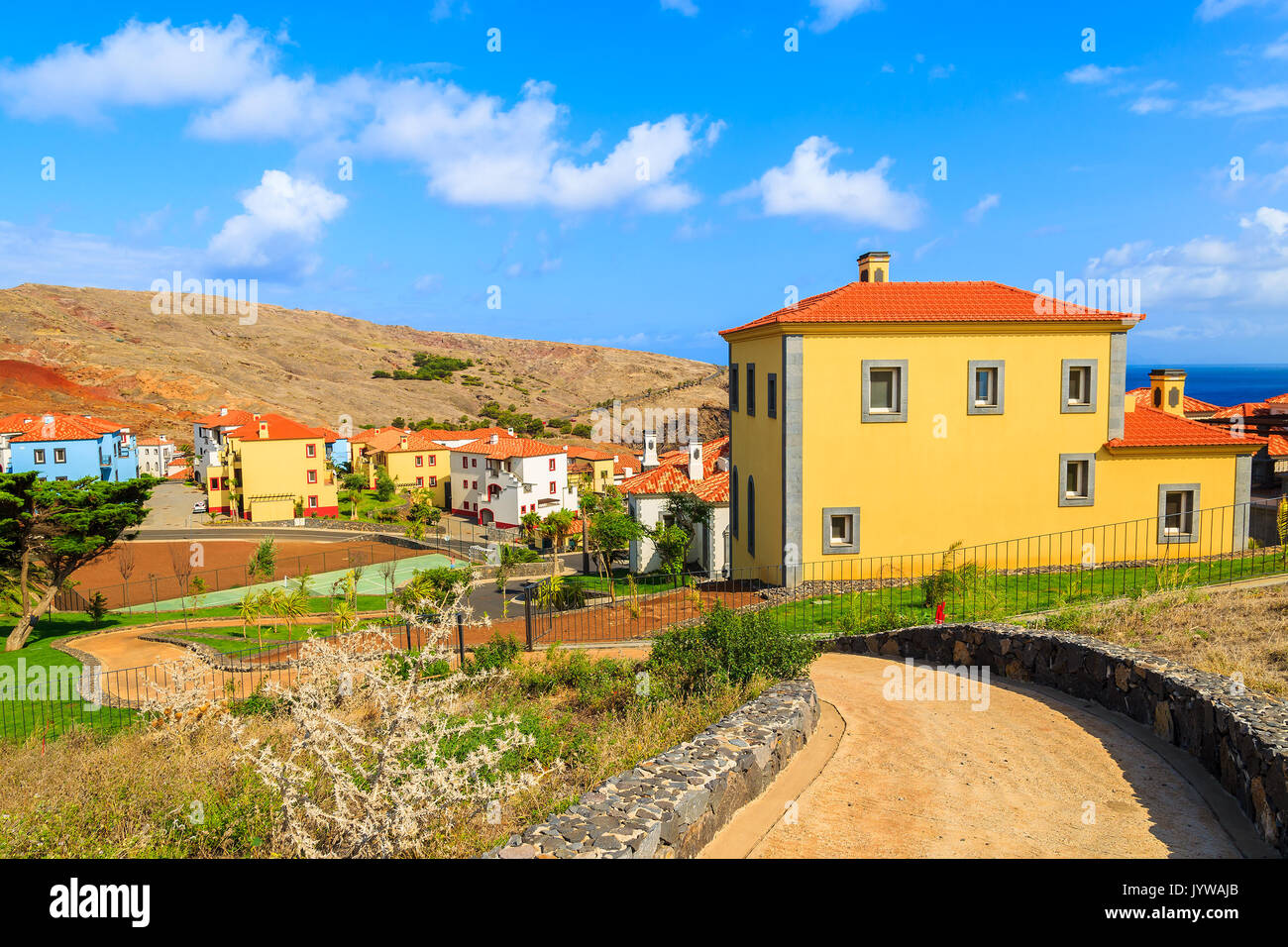 Wandern Gasse im Park mit tropischen Pflanzen und bunten Häuser in der Nähe von Canical Stadt, Insel Madeira, Portugal Stockfoto