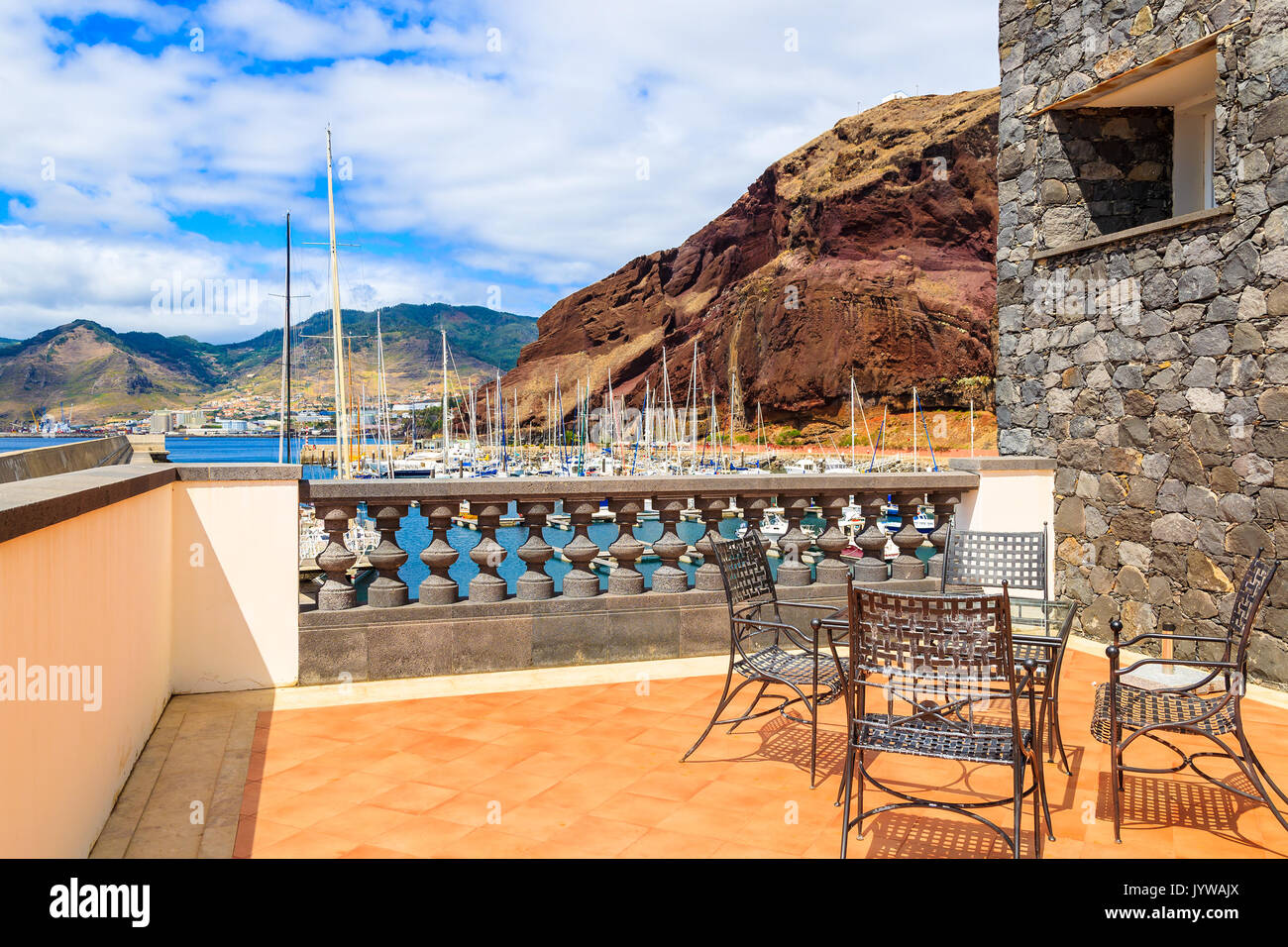 Tisch auf der Terrasse im Segeln Hafen an der Küste der Insel Madeira, Portugal Stockfoto