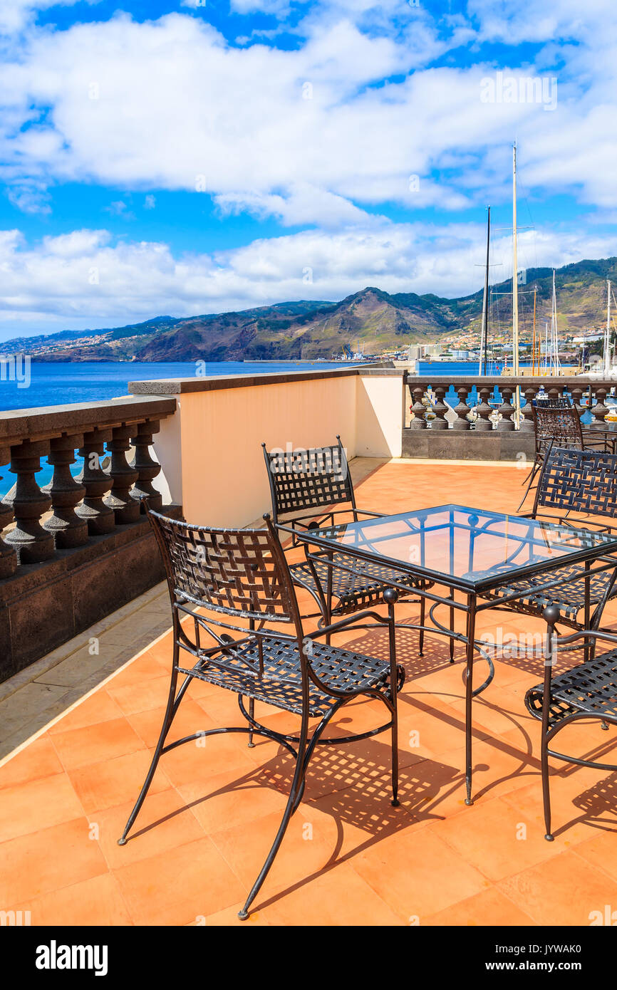 Tisch auf der Terrasse im Segeln Hafen an der Küste der Insel Madeira, Portugal Stockfoto