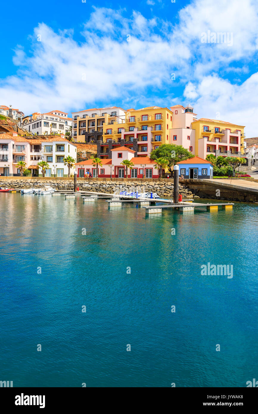 Blick auf Segeln Marina mit bunten Häusern in der Nähe von Canical Stadt an der Küste der Insel Madeira, Portugal Stockfoto