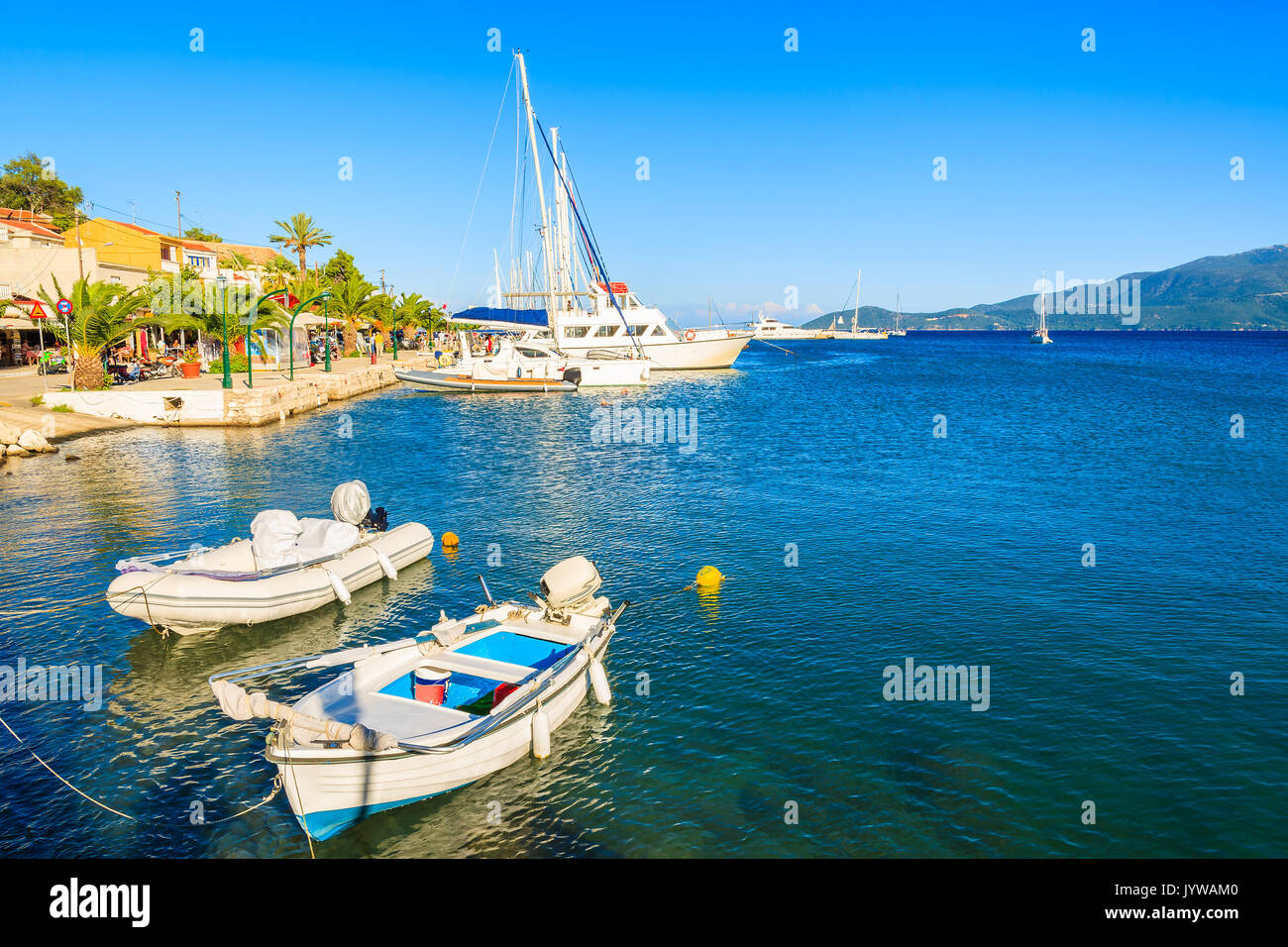 Fischerboot am Meer in der kleinen Bucht, Agia Efimia, Kefalonia, Griechenland Stockfoto