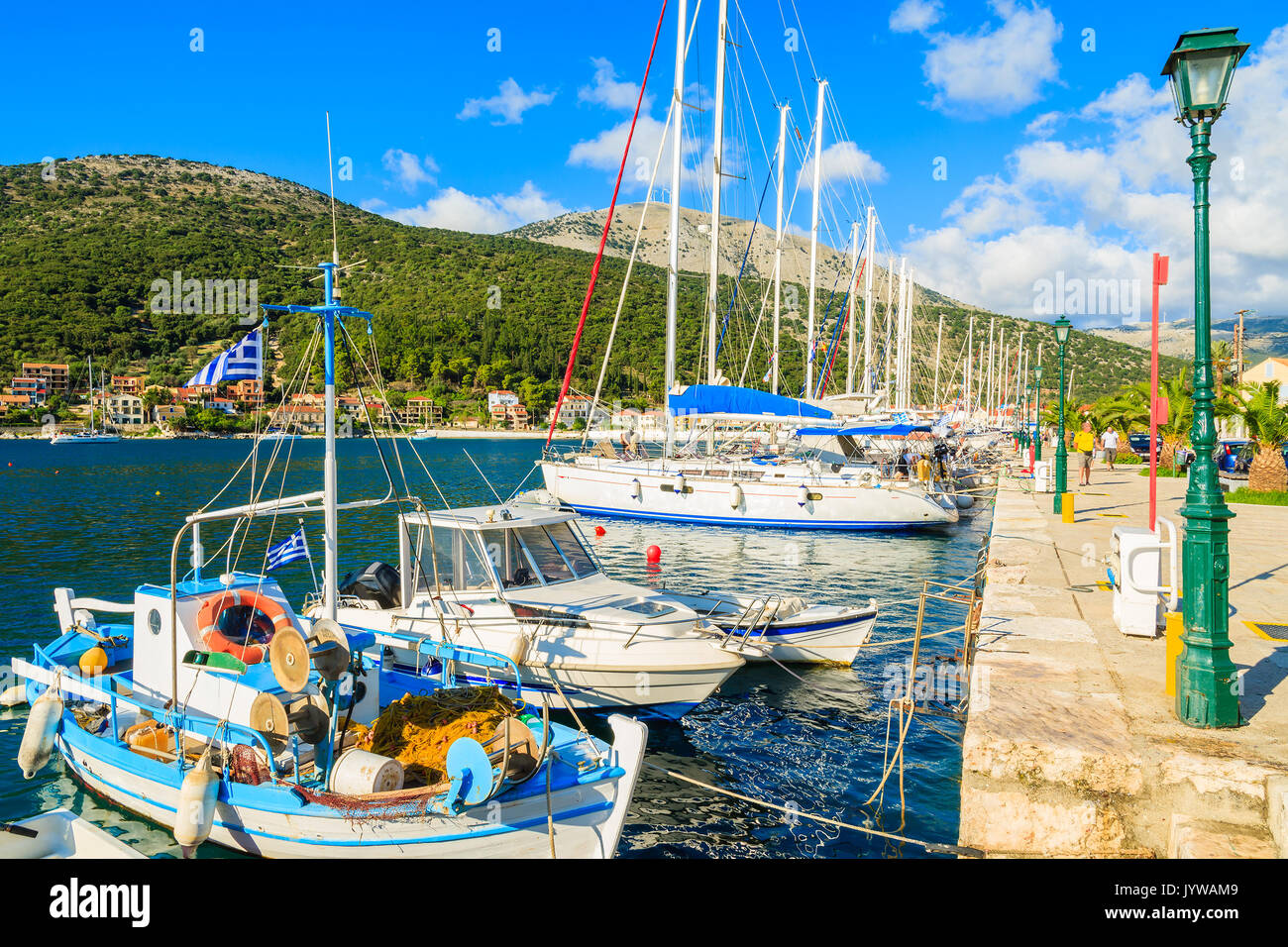 Fischerboote Verankerung in Agia Efimia Hafen der Insel Kefalonia, Griechenland Stockfoto