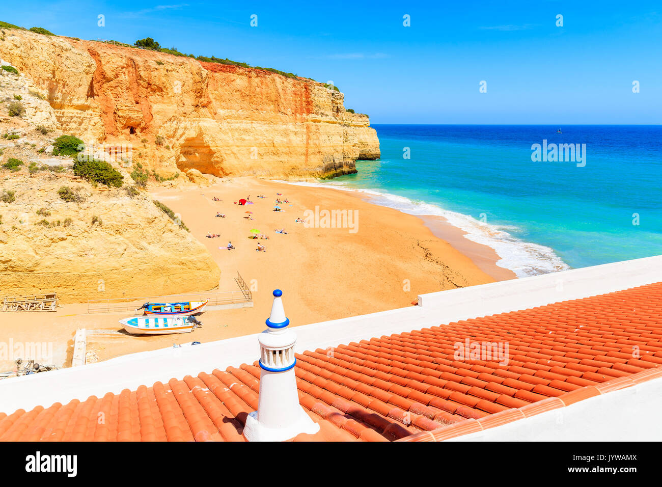 Ein Blick auf Strand von Benagil Fischerdorf an der Küste von Portugal Stockfoto