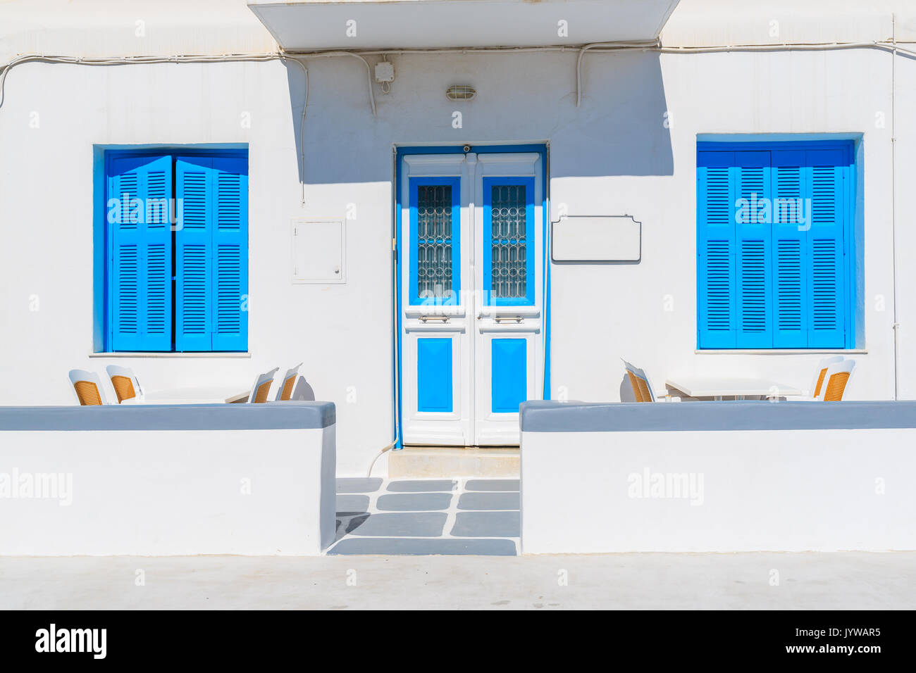 Vorderansicht eines typischen weißen Haus mit blauen Fenstern in der Stadt Mykonos, Mykonos, Griechenland Stockfoto