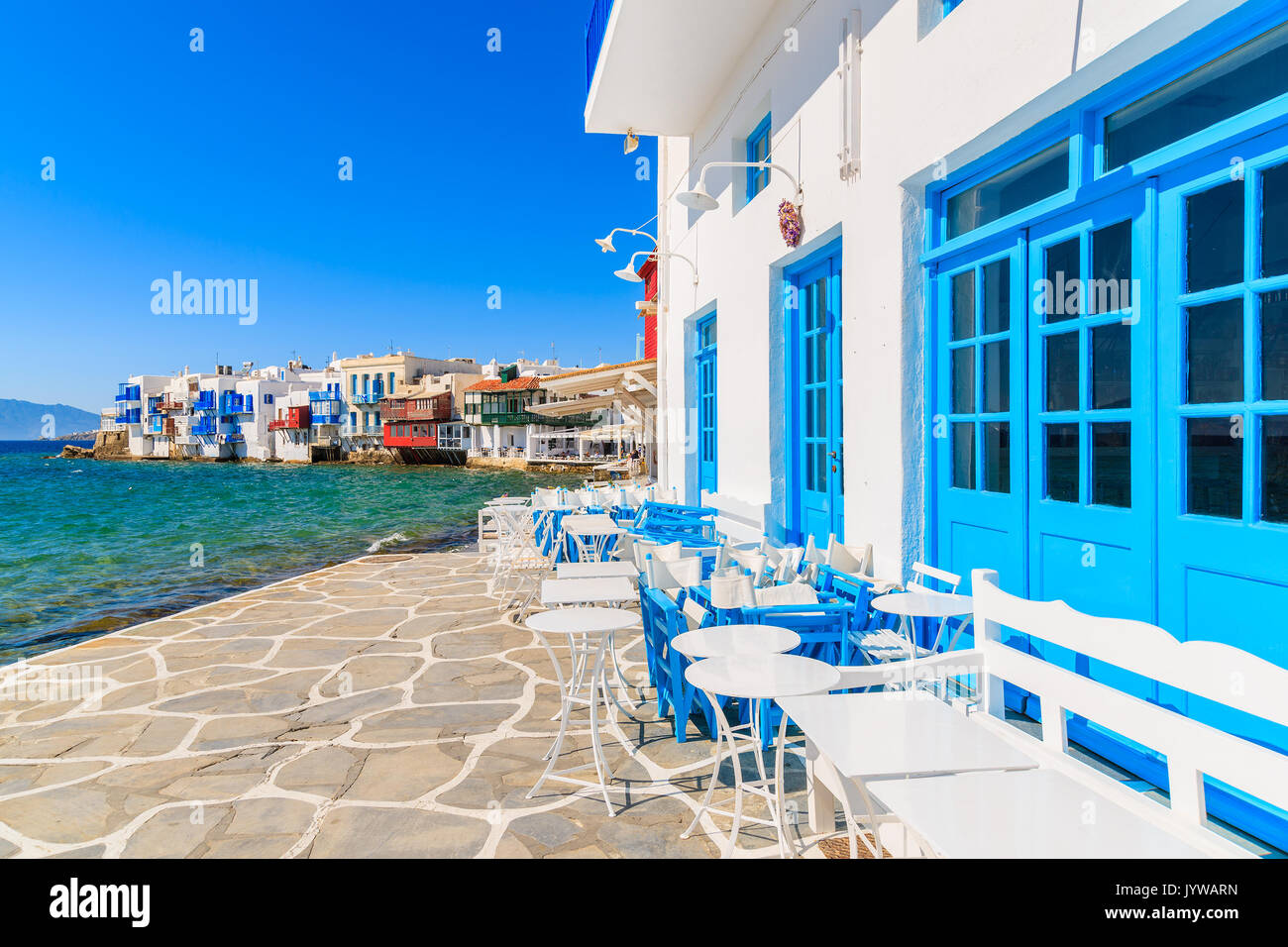 Typisch griechischen Taverne in Little Venice, ein Teil der Stadt Mykonos auf der Insel Mykonos, Griechenland Stockfoto