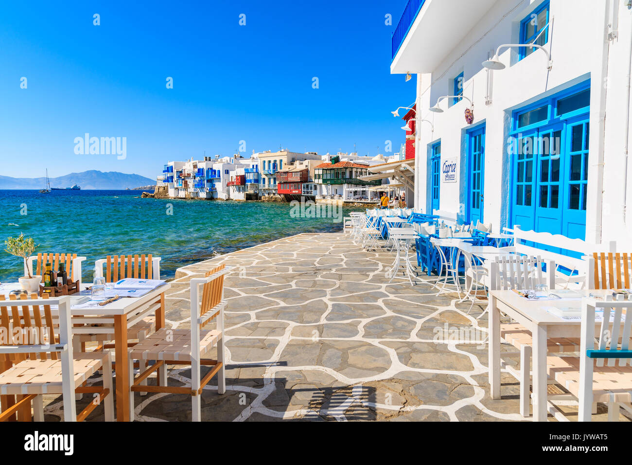 Insel Mykonos, Griechenland - 16. MAI 2016: typisch griechischen Taverne in Little Venice, ein Teil der Stadt Mykonos auf der Insel Mykonos, Griechenland. Stockfoto