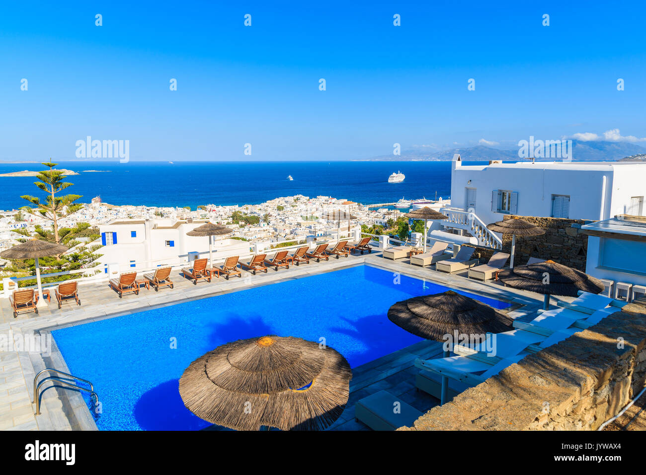 MYKONOS STADT, Griechenland - 17. MAI 2016: Swimmingpool eines Luxus-Boutique-Hotel mit Blick auf die Stadt Mykonos, Mykonos, Griechenland. Stockfoto