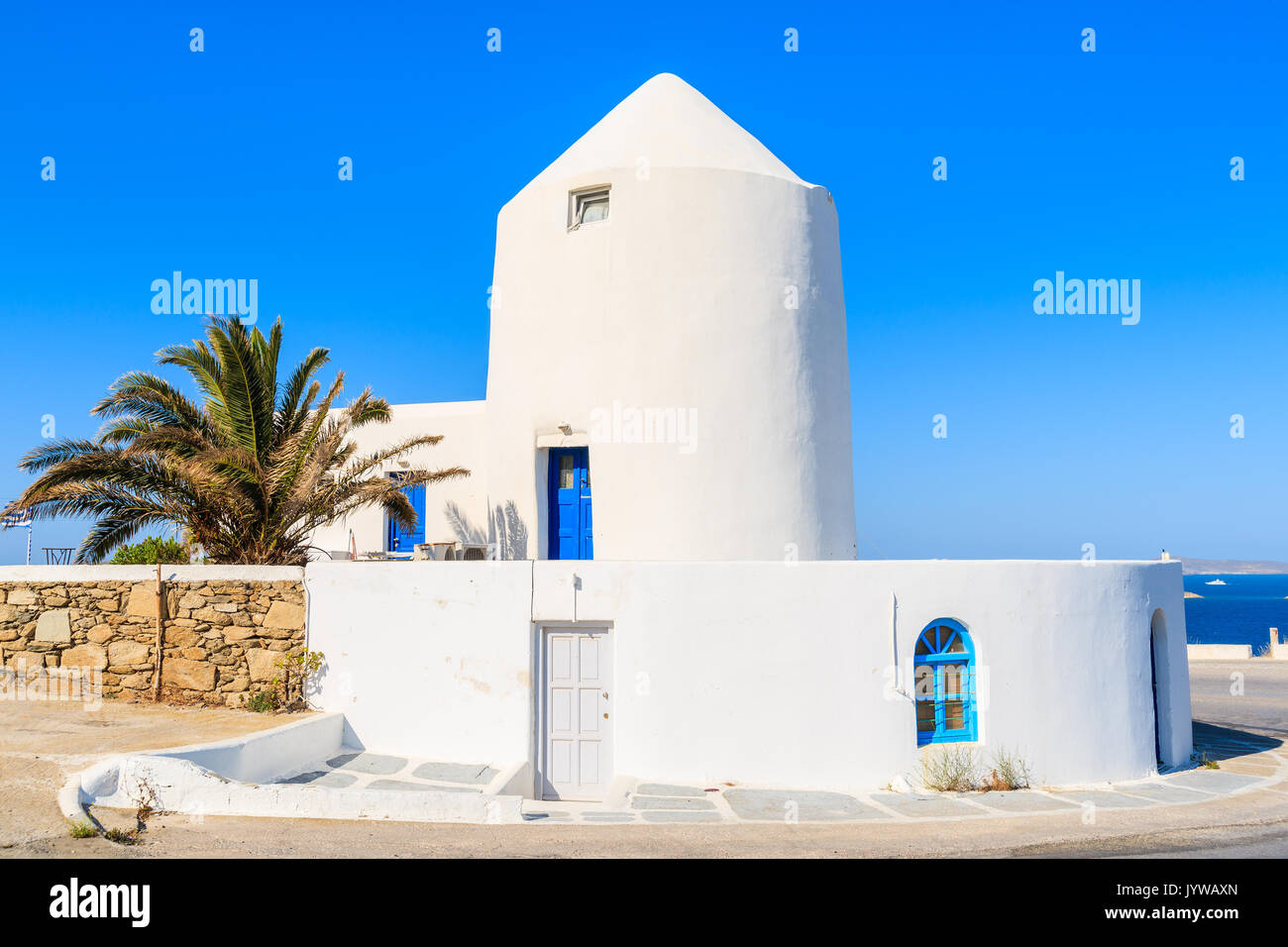 Weiße Mühle entlang der Straße zum Hafen von Mykonos, Mykonos, Griechenland Stockfoto