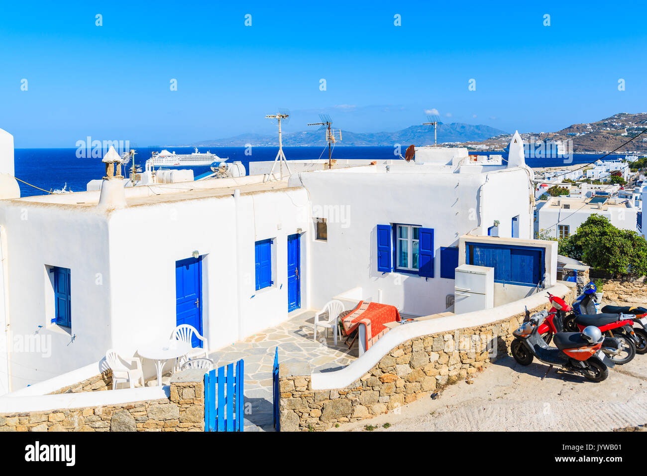 Die typischen weißen griechischen Häusern mit blauen Fenstern in der schönen Stadt Mykonos, Kykladen, Griechenland Stockfoto