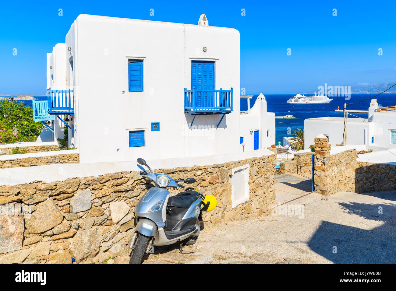 Die typischen weißen griechischen Haus mit blauen Fenstern in der schönen Stadt Mykonos, Kykladen, Griechenland Stockfoto