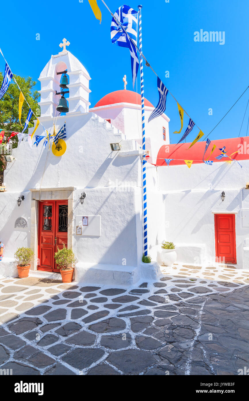 Insel Mykonos, Griechenland - 17. MAI 2016: Kleiner Platz mit Kirche Auf weiß getünchten Straße in der schönen Stadt Mykonos, Kykladen, Griechenland. Stockfoto
