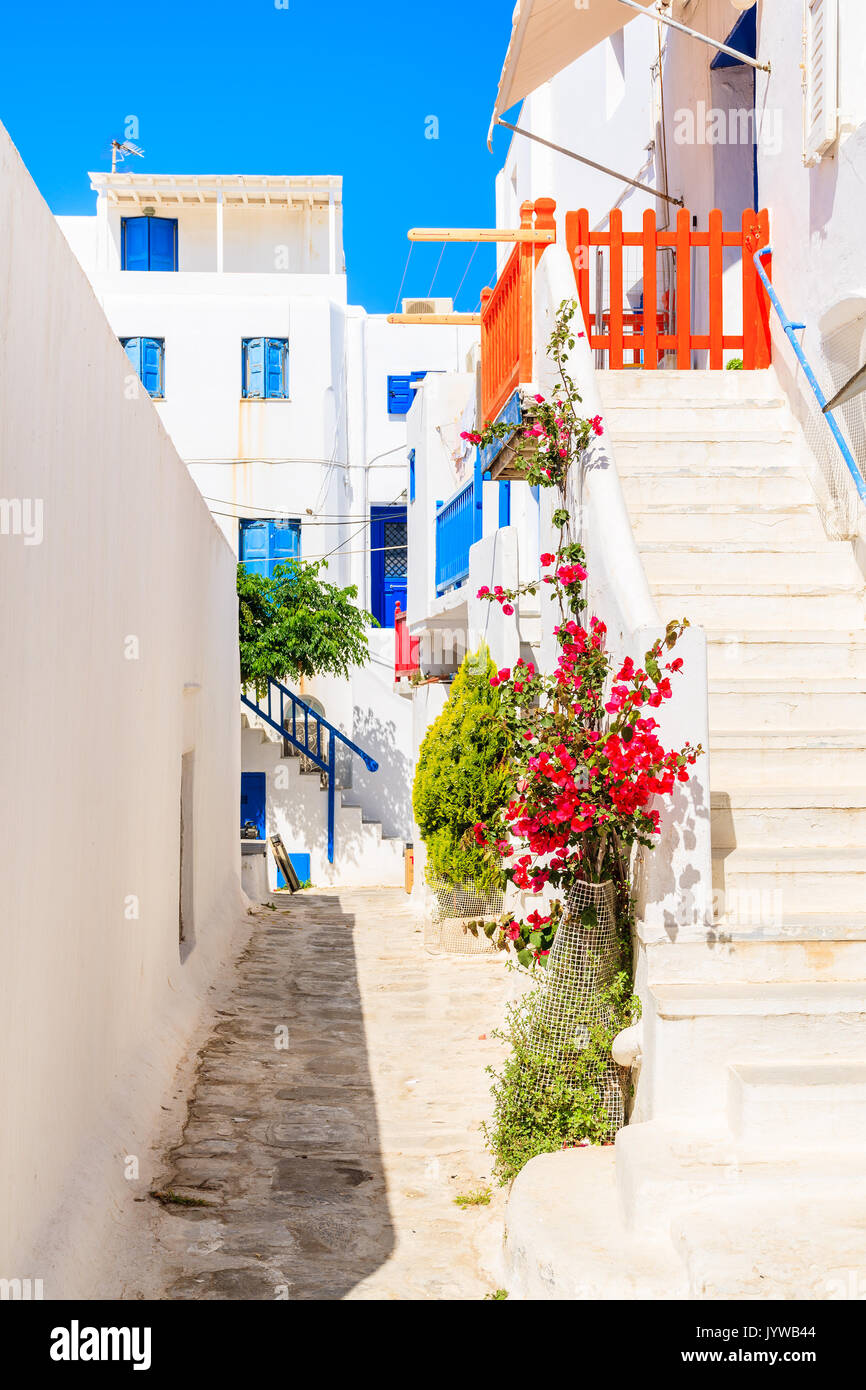 Typische Straße der schönen Mykonos-Stadt mit weißen und blauen griechische Architektur, Kykladen, Griechenland Stockfoto