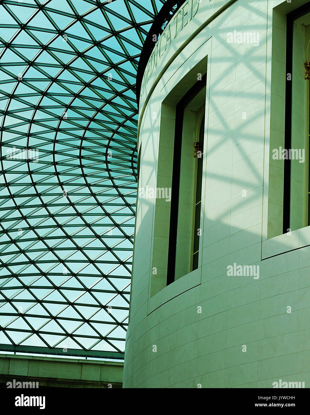 Licht, das durch die gläserne Decke im Great Court, British Museum Stockfoto