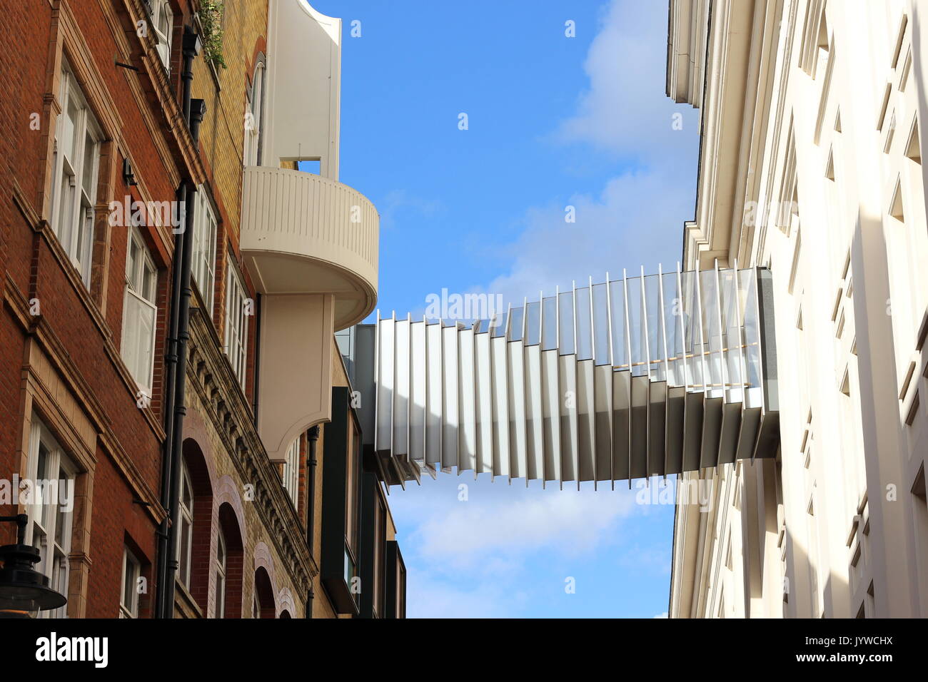 Die Brücke der Bestrebung, die das Royal Opera House mit dem Royal Ballet School in Covent Garden, London verbindet. Architekt: Wilkinson Eyre Stockfoto