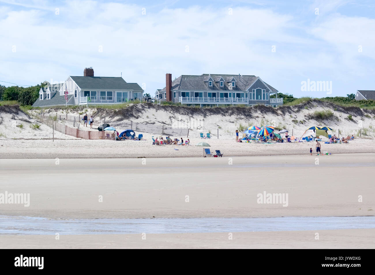 Ein Tag am Strand mit gehobenen Sommer Wohnungen auf Howes Strand - Dennis, MA-Cape Cod Stockfoto