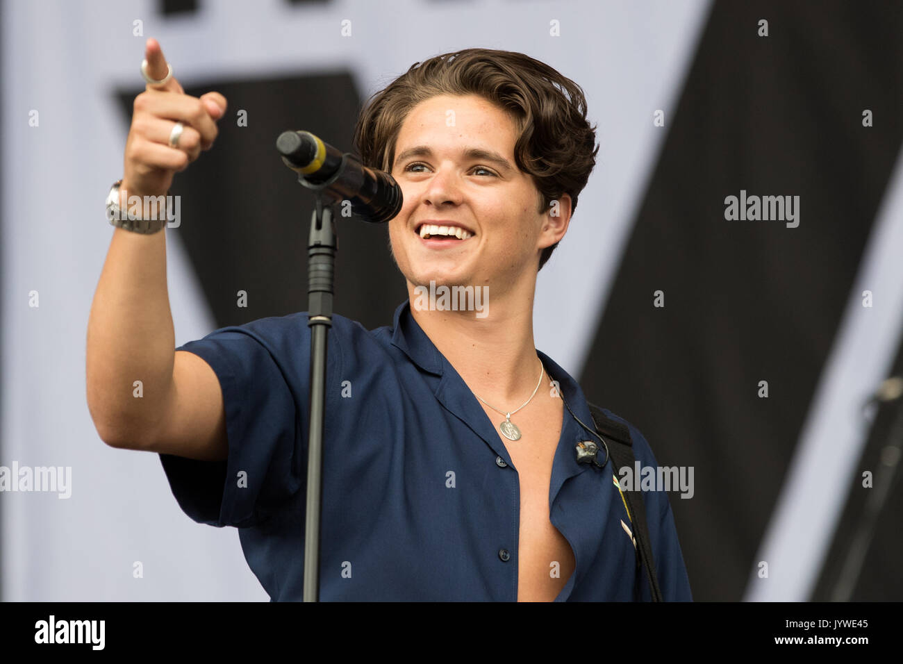 Bradley Simpson Der Vamps Fuhrt Auf Der Mtv Buhne Wahrend Der V Festival In Weston Park In Shifnal Staffordshire Stockfotografie Alamy