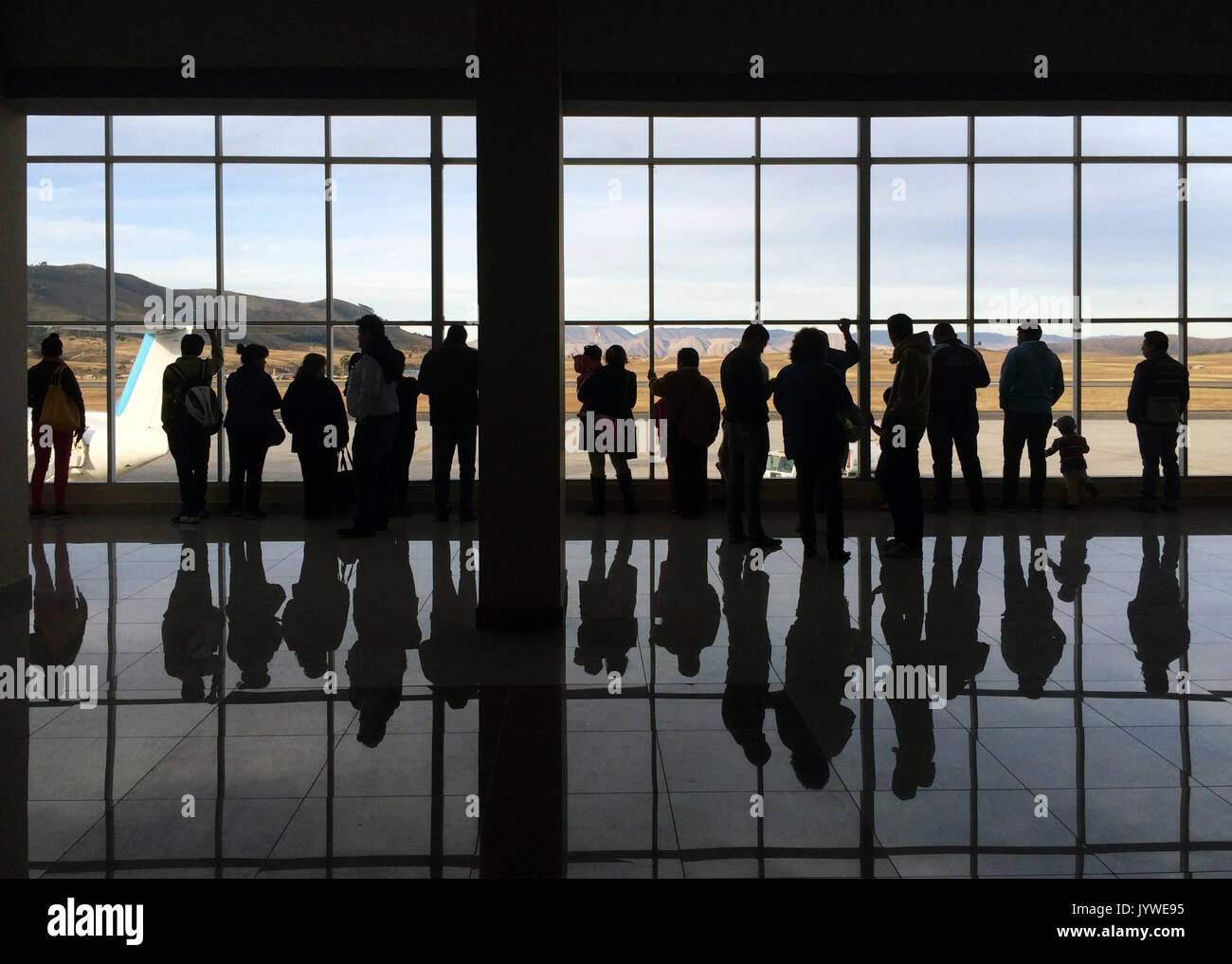 Die Menschen in der Abflughalle des Flughafens warten Stockfoto