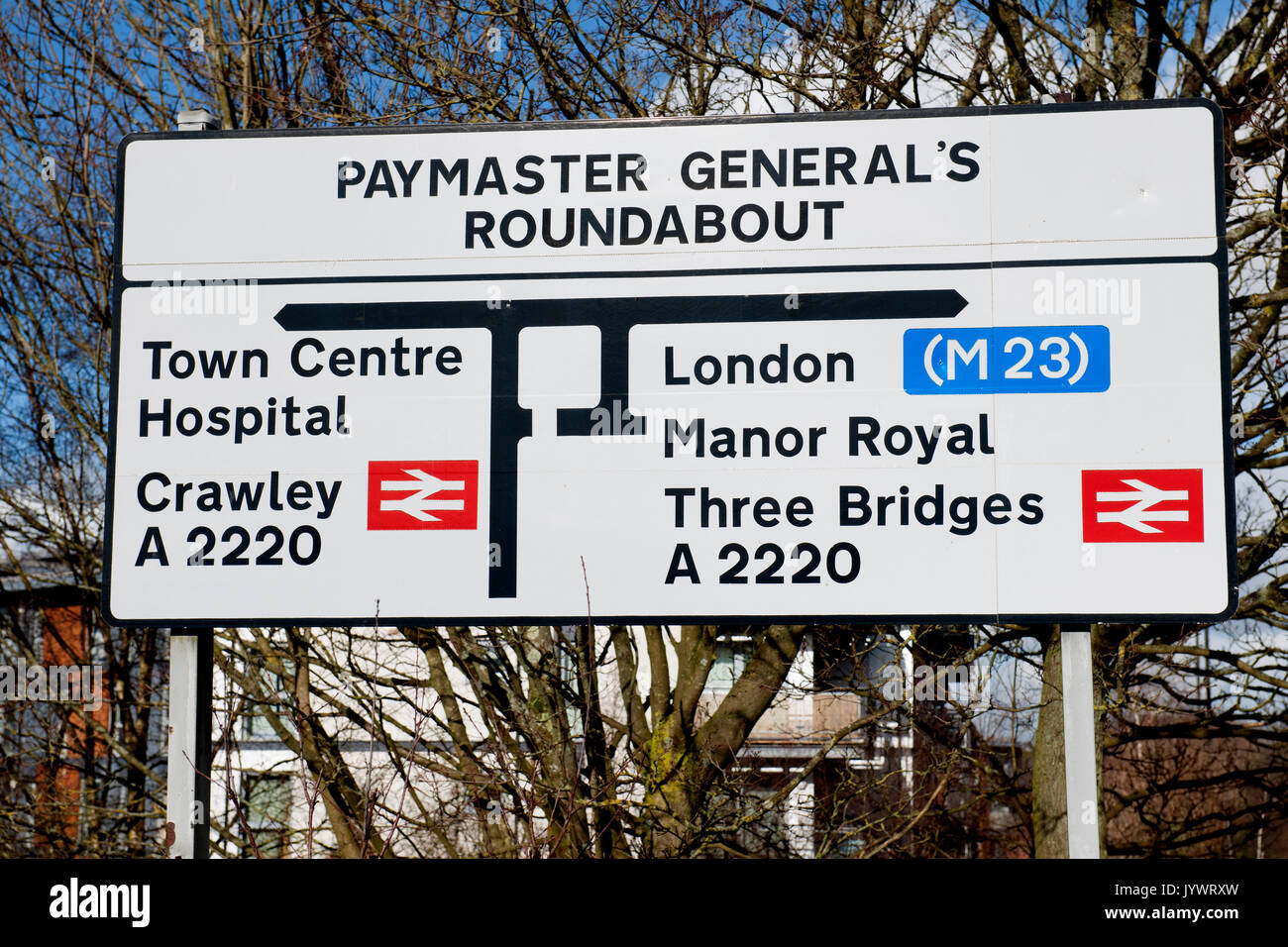 Verkehr direktionale Zeichen Brett an Paymaster General Kreisverkehr, Crawley, Sussex, England, Großbritannien Stockfoto