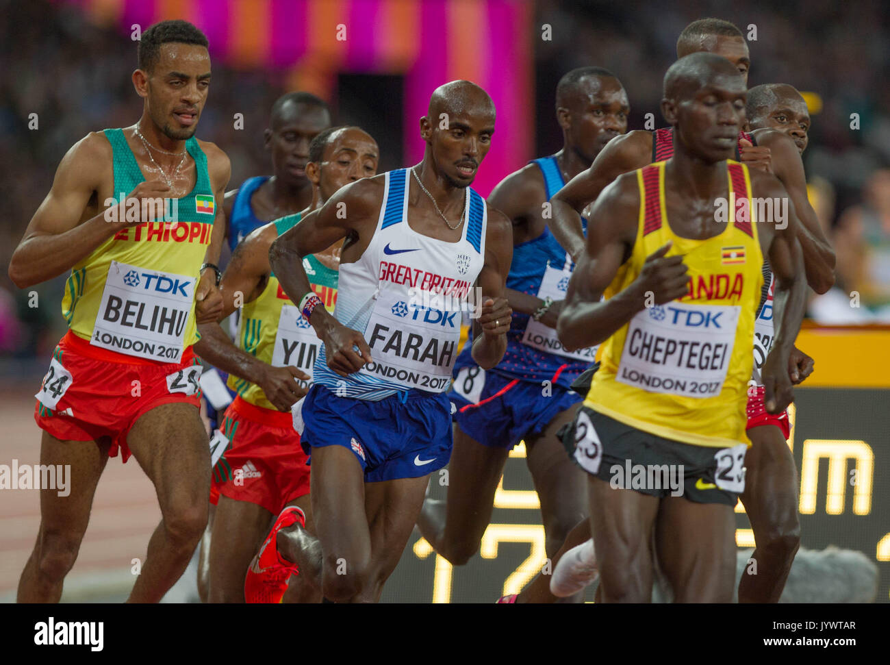 04. August 2017, London Stadium, East London, England; Leichtathletik WM, Tag 1; Mo Farah und Josua Kiprui Cheptegei In der abschließenden 10,0 Stockfoto