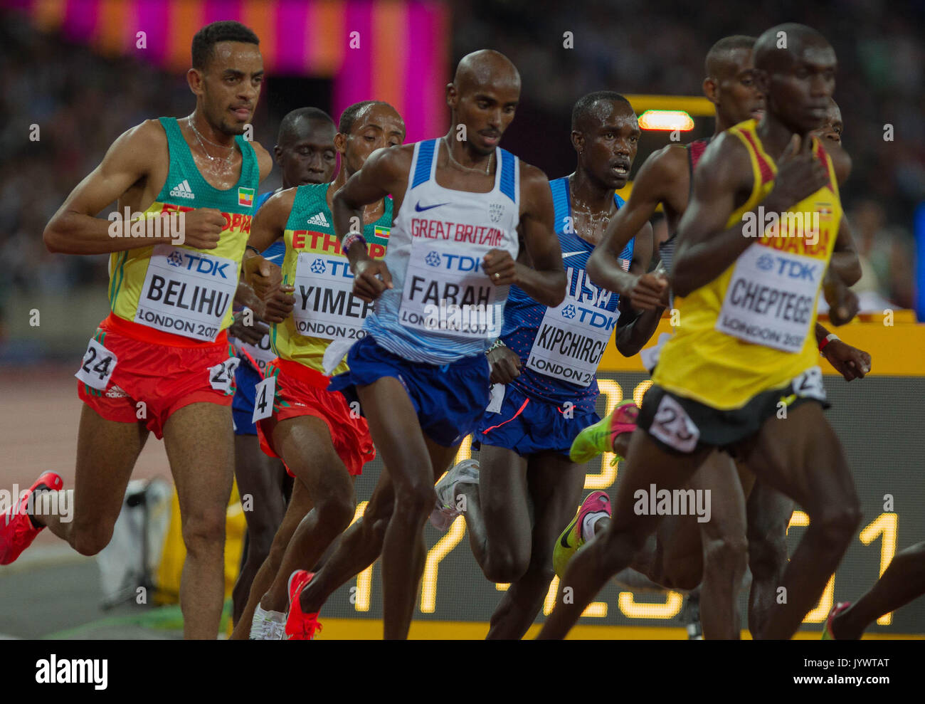 04. August 2017, London Stadium, East London, England; Leichtathletik WM, Tag 1; Mo Farah und Josua Kiprui Cheptegei In der abschließenden 10,0 Stockfoto