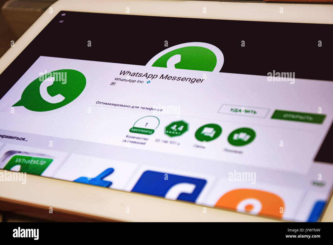 Die Seite für den Download der WhatsApp Anwendung auf dem Tablet Bildschirm geöffnet Stockfoto