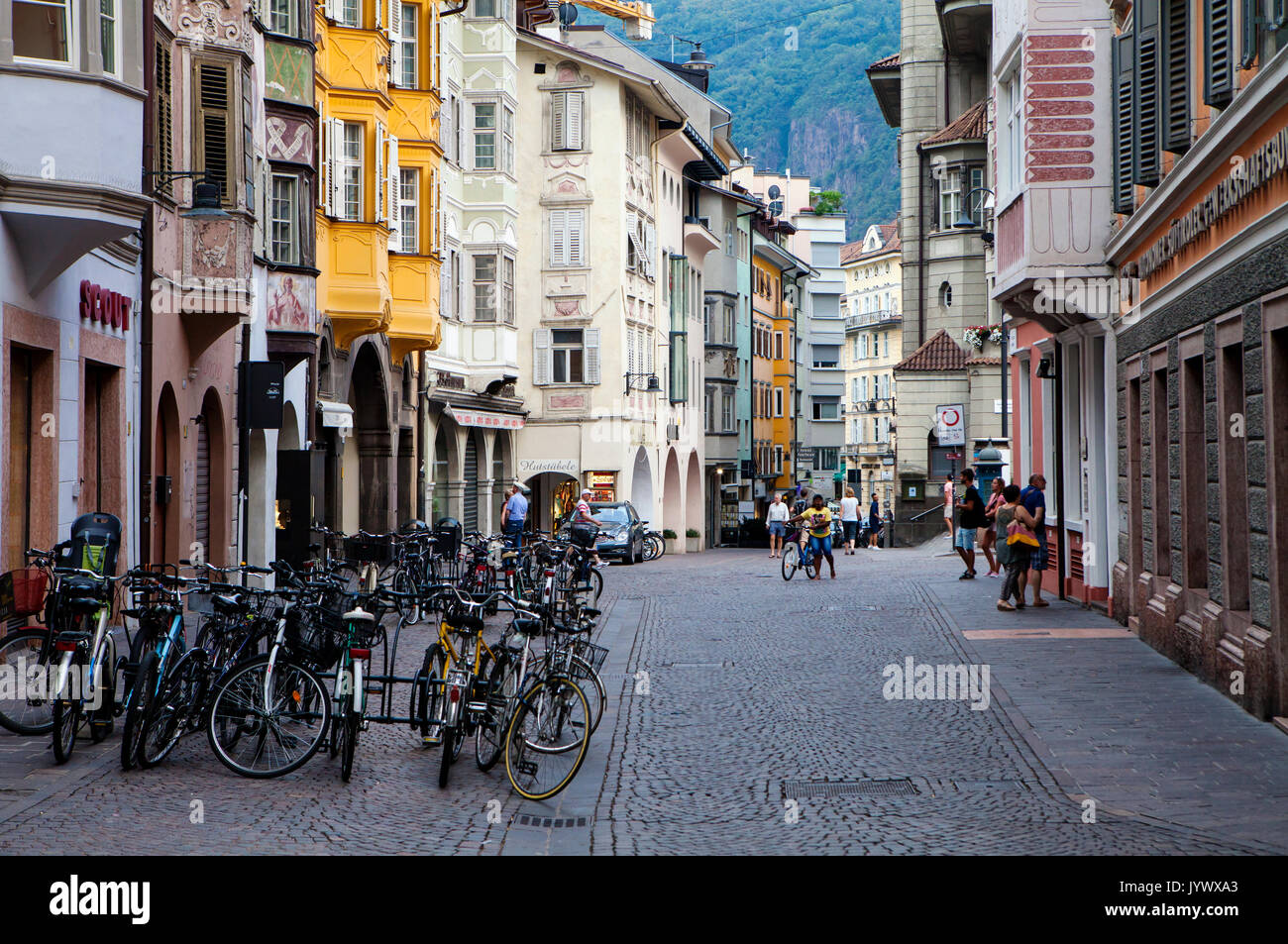 Bozen, Italien, 24. JUNI 2017: Bozen ist eine Stadt in Südtirol Provinz Nord Italien, in einem Tal inmitten hügeligen Weinbergen. Stockfoto