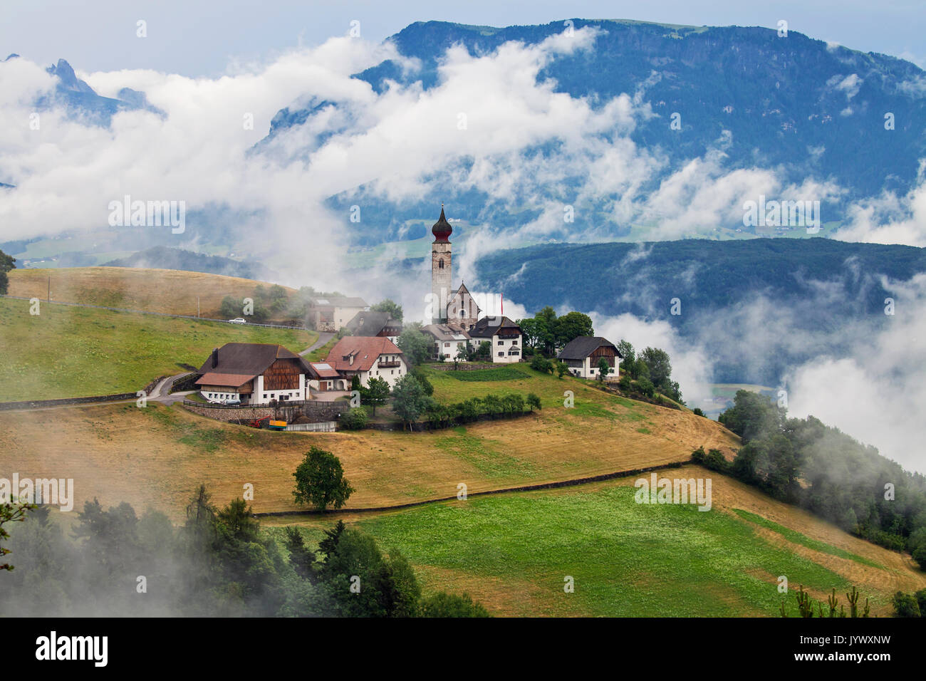 MONTE DI MEZZO, Italien - 25. JUNI 2017: Dorf Monte di Mezzo mit St. Nikolaus Kirche; in den Dolomiten, in der Nähe der Erdpyramiden von Ritten Stockfoto