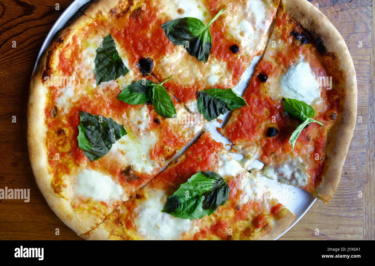 Die klassischen einfachen neapolitanischen Pizza Margherita Stockfoto