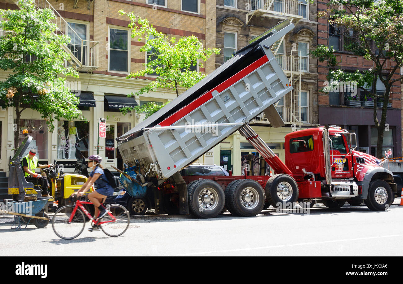 Eine neue Dump Truck oder Dumper mit hydraulischen Kolben auf einer Straße in Lower Manhattan. Stockfoto