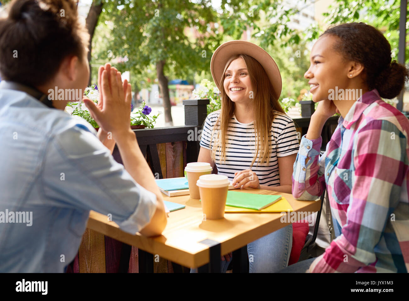 Gruppe von Jugendlichen studieren in Cafe Stockfoto