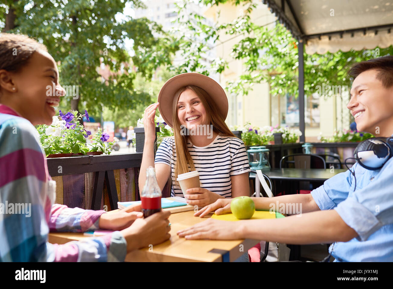 Junge Menschen am Mittagessen im Café im Freien Stockfoto