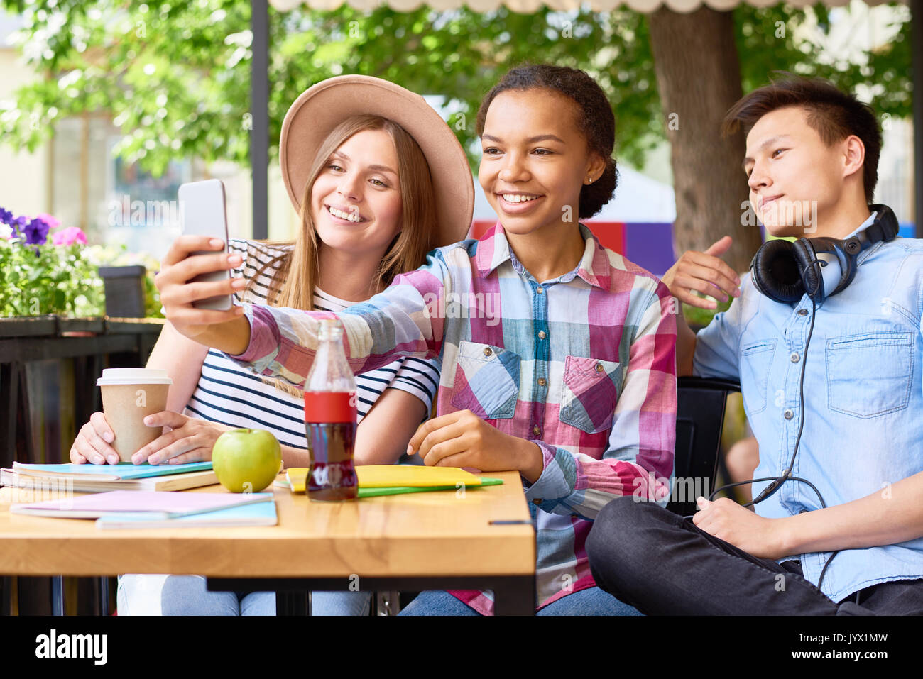 Junge Leute, die selfie im Cafe Stockfoto