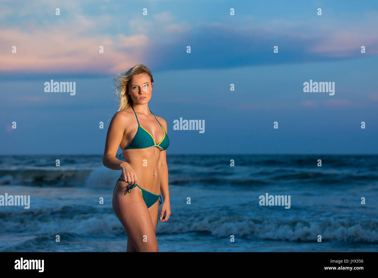 Ein schönes blondes Modell genießt ein Tag am Strand Stockfoto