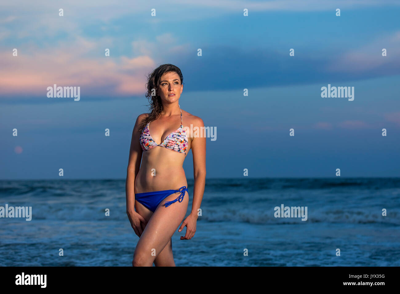 Eine schöne Brünette Modell genießt ein Tag am Strand Stockfoto